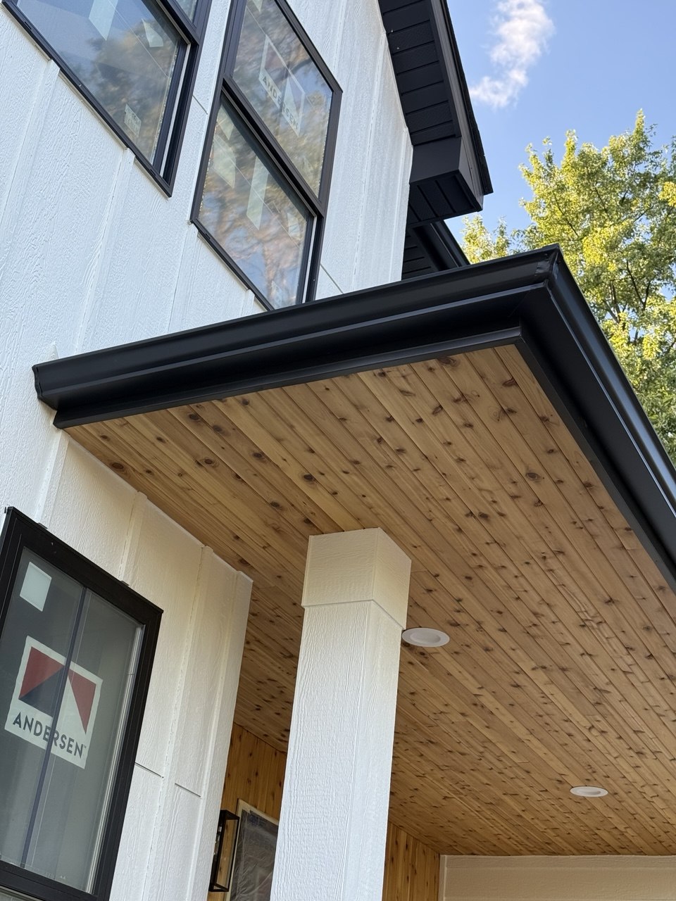 Modern farmhouse exterior by EaveX
